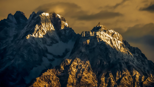 Hansling Peak – Solitary and serene above alpine mist